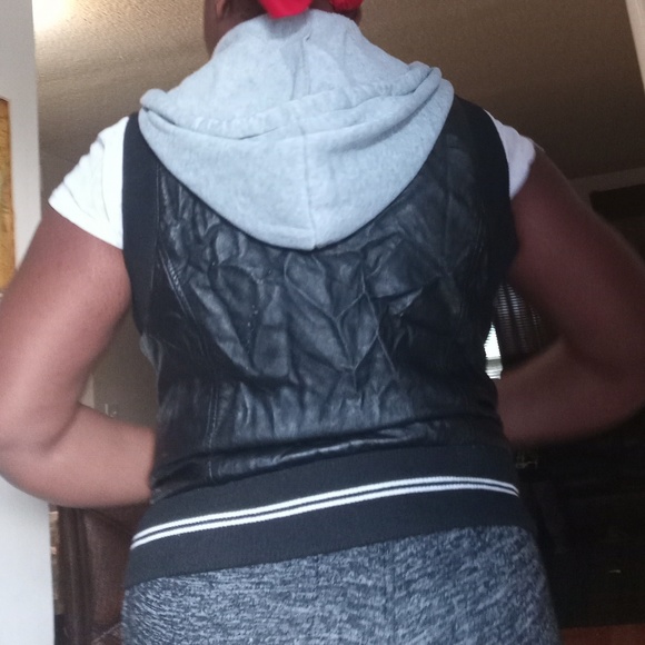 Sleeveless jacket - Picture 7 of 8